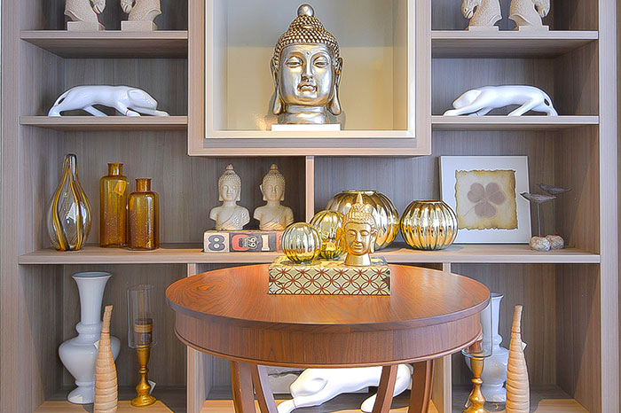 Cabeças de Buda, candelabros e vasos