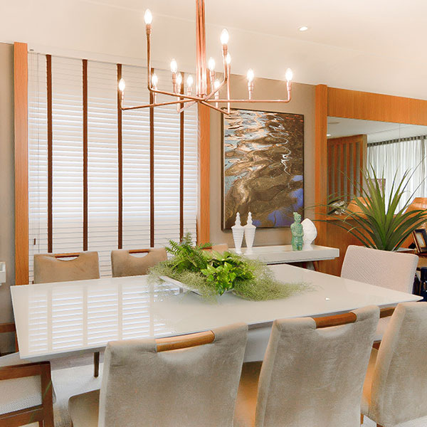 Mesa de jantar laca off white, lustre cobre, cadeiras camurça.